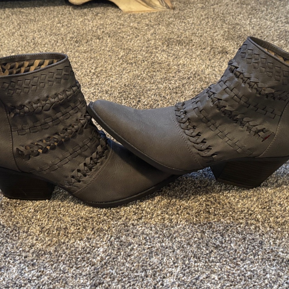 womans medium height boots